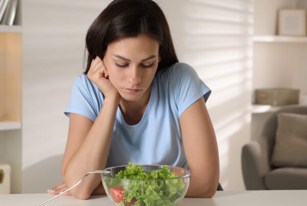 Persona hace una dieta muy restrictiva y experimenta cambios en su estado de ánimo.