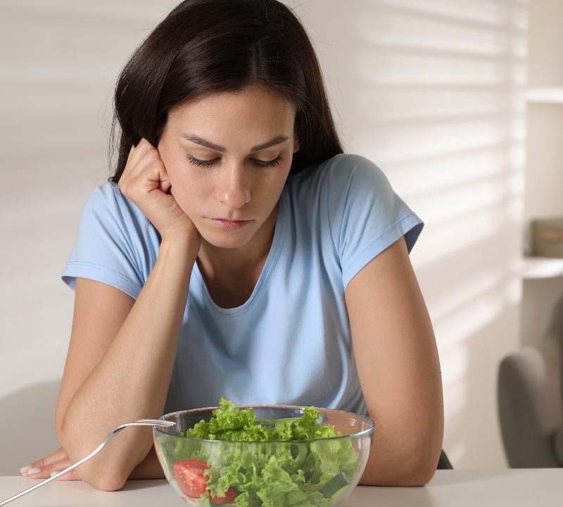 Persona hace una dieta muy restrictiva y experimenta cambios en su estado de ánimo.