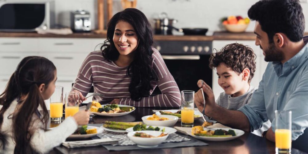 Familia en invierno cuidando su sistema inmunitario con una alimentación saludable