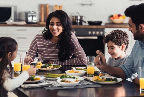 Familia en invierno cuidando su sistema inmunitario con una alimentación saludable