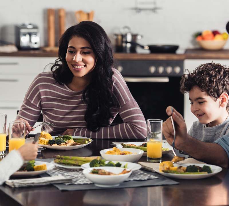 Familia en invierno cuidando su sistema inmunitario con una alimentación saludable
