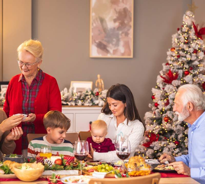 Familia celebrando una Navidad intergeneracional unida y alegre