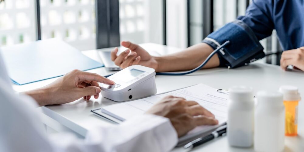 Persona revisando su salud cardiovascular y renal por diabetes