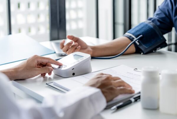 Persona revisando su salud cardiovascular y renal por diabetes