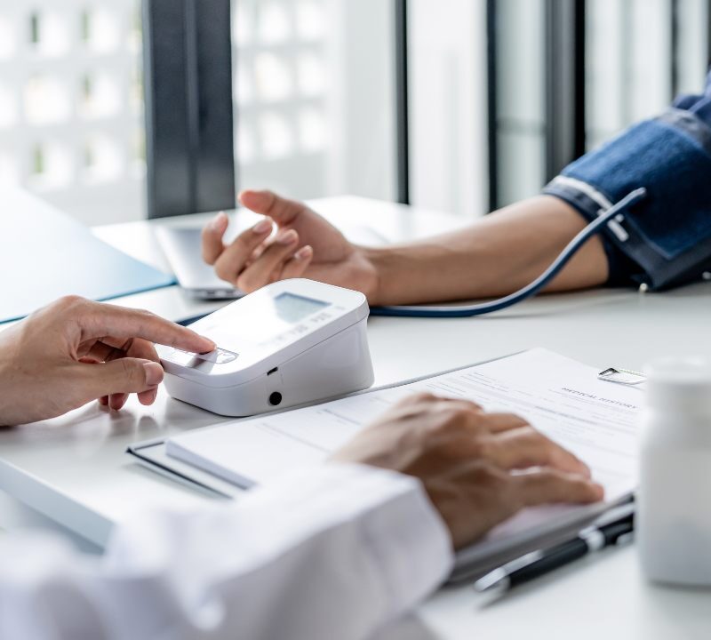 Persona revisando su salud cardiovascular y renal por diabetes