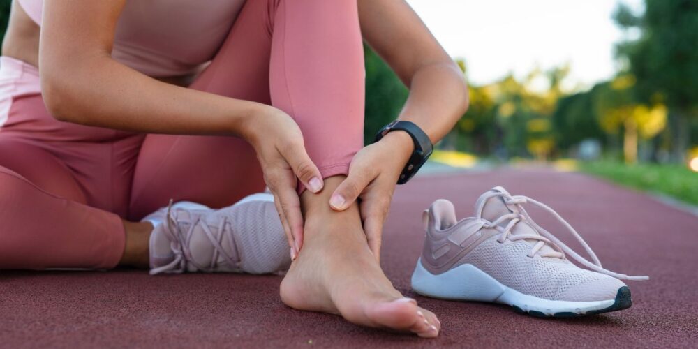 Mujer de mediana edad con lesiones típicas de deportistas de fin de semana