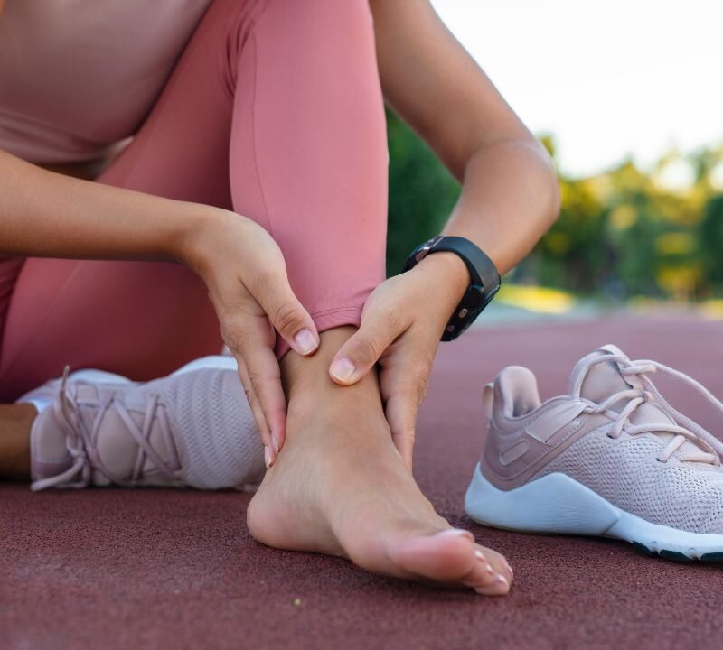 Mujer de mediana edad con lesiones típicas de deportistas de fin de semana