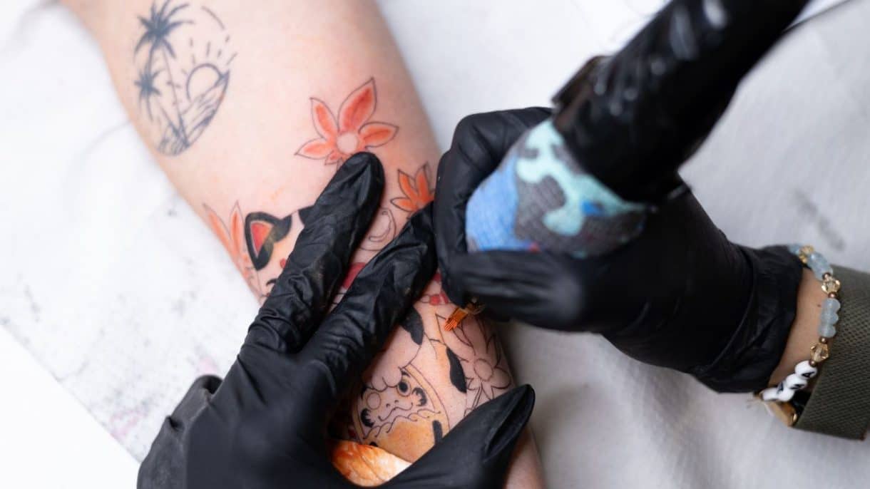 Pigmentos de tinta de tatuaje acumulados en ganglios linfáticos y su impacto en el sistema inmunitario.