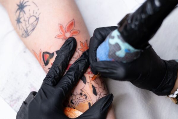 Pigmentos de tinta de tatuaje acumulados en ganglios linfáticos y su impacto en el sistema inmunitario.