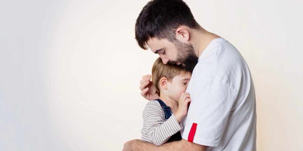 Adulto abrazando a su hijo como símbolo de sanar el pasado mientras crías