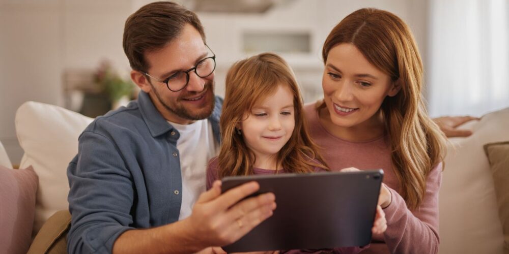Padre e hijo usando una tablet juntos en casa.
