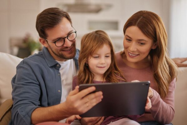 Padre e hijo usando una tablet juntos en casa.
