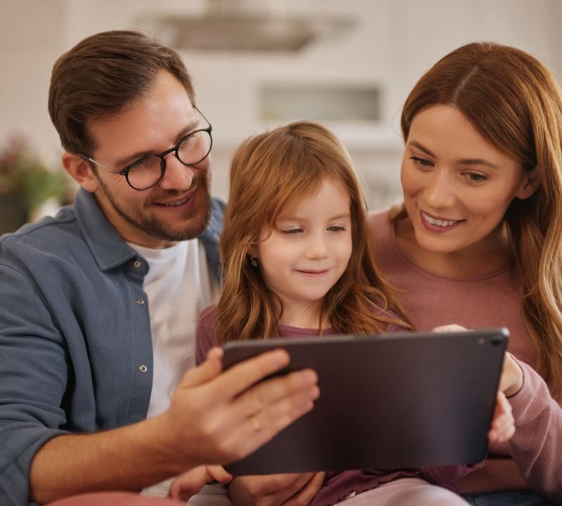 Padre e hijo usando una tablet juntos en casa.