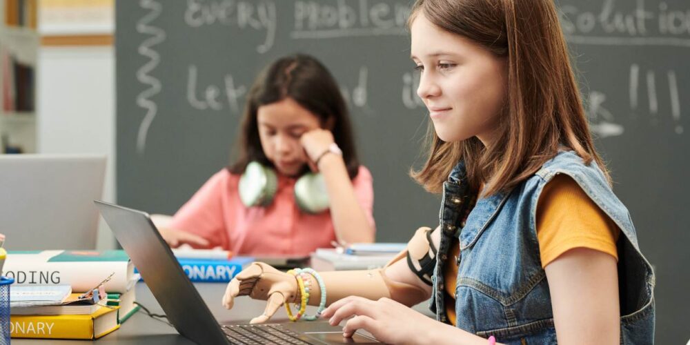 Niño usando tecnología accesible diseñada para inclusión educativa.