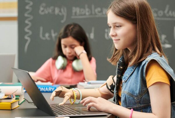 Niño usando tecnología accesible diseñada para inclusión educativa.