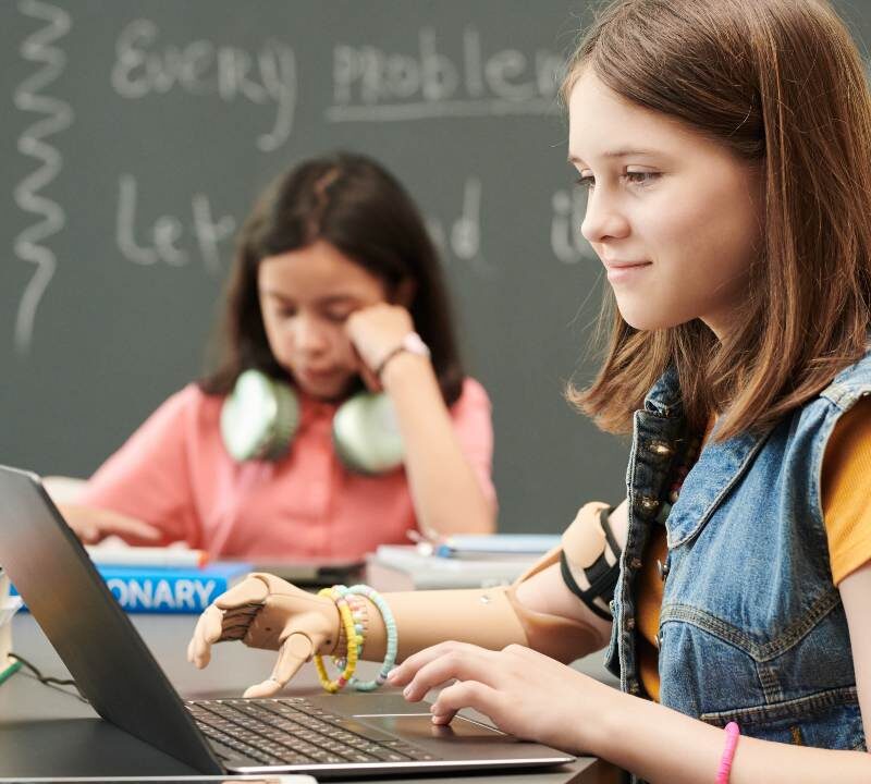 Niño usando tecnología accesible diseñada para inclusión educativa.