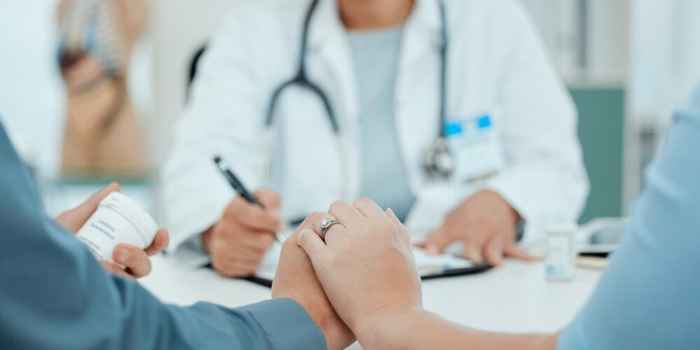 Pareja consultando a un especialista por fertilidad con antecedentes de psoriasis