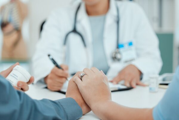 Pareja consultando a un especialista por fertilidad con antecedentes de psoriasis