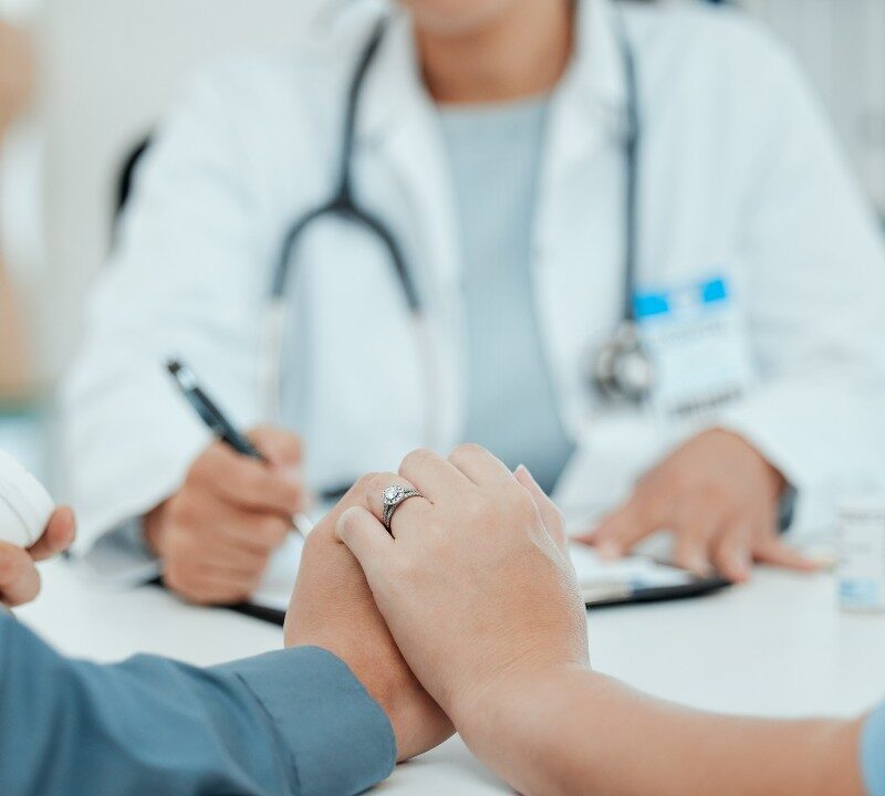Pareja consultando a un especialista por fertilidad con antecedentes de psoriasis