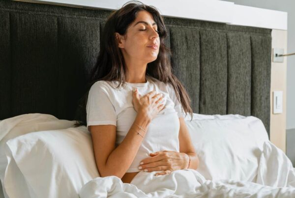 Mujer practicando ejercicios respiratorios para aliviar tos y flemas