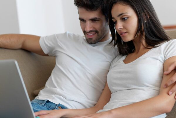 Familia informándose sobre avances en salud global