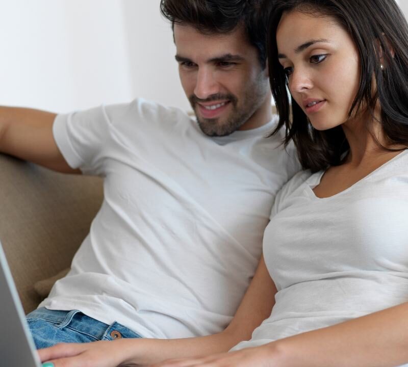 Familia informándose sobre avances en salud global