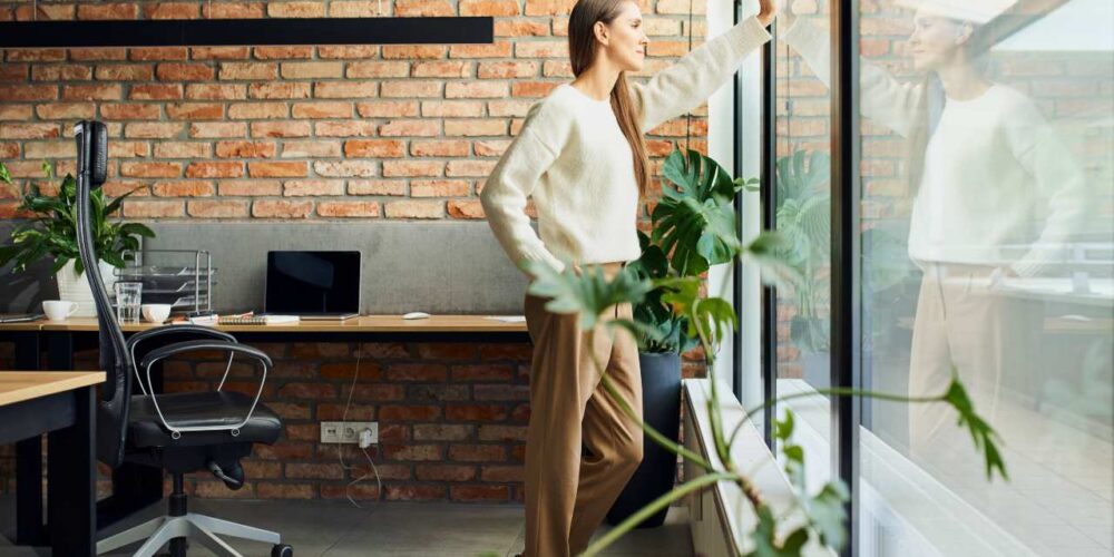 Persona levantándose del escritorio para realizar una pausa activa y contrarrestar el sedentarismo