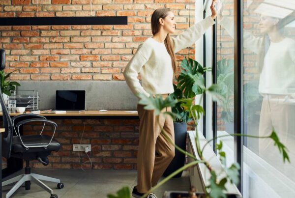 Persona levantándose del escritorio para realizar una pausa activa y contrarrestar el sedentarismo