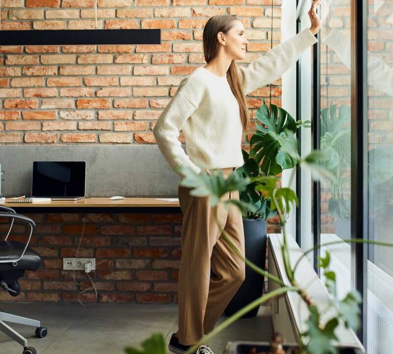 Persona levantándose del escritorio para realizar una pausa activa y contrarrestar el sedentarismo