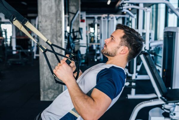 Hombre entrenando en el gimnasio con preocupación excesiva por la musculatura