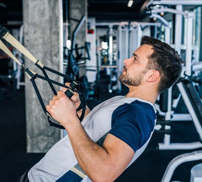 Hombre entrenando en el gimnasio con preocupación excesiva por la musculatura