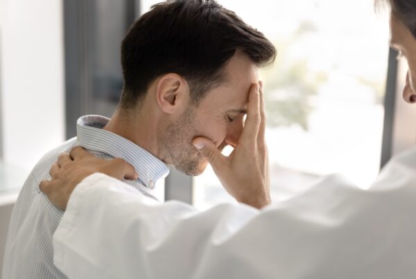 Paciente reflexivo enfrentando el diagnóstico tardío en enfermedades raras