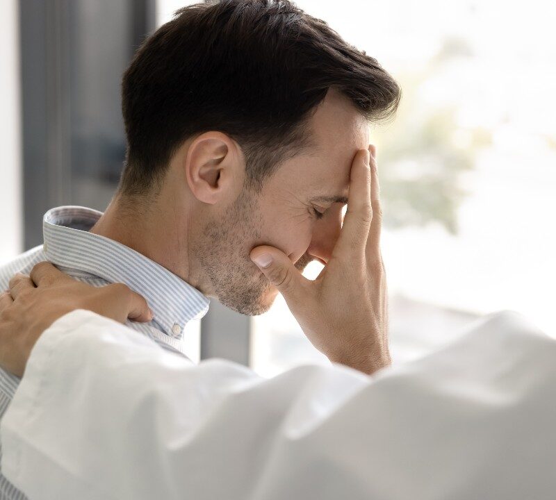 Paciente reflexivo enfrentando el diagnóstico tardío en enfermedades raras