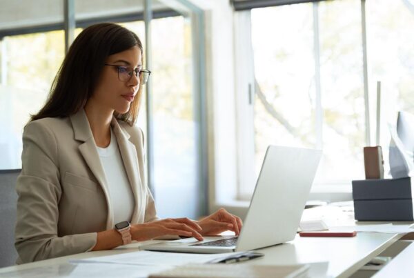 Persona trabajando en la oficina cuidando su postura para proteger huesos y articulaciones