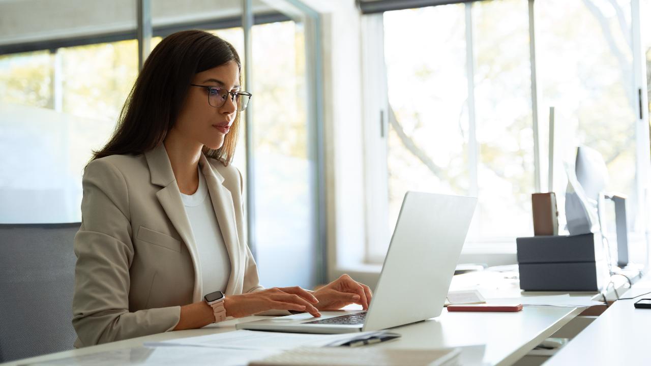 Hábitos de oficina que afectan huesos y articulaciones