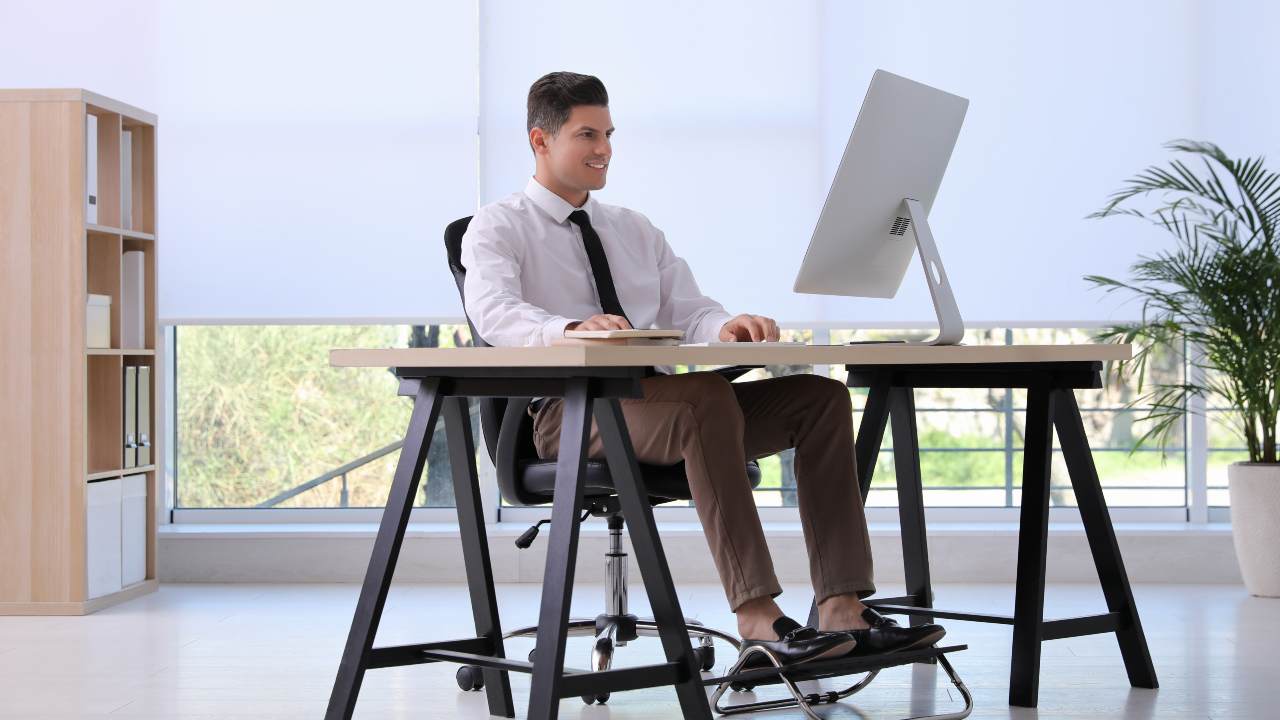 Los hábitos de oficina que dañan tus huesos y articulaciones