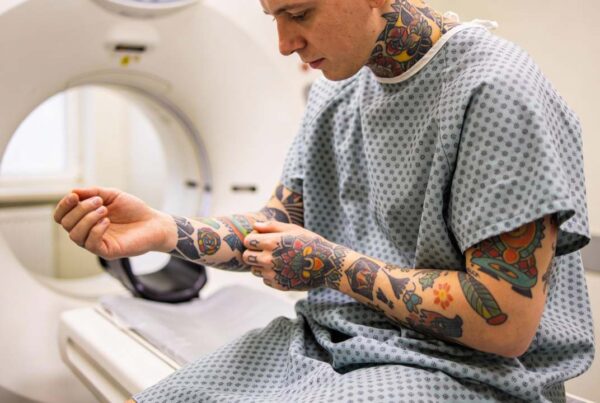 Paciente con tatuajes preparándose para un MRI