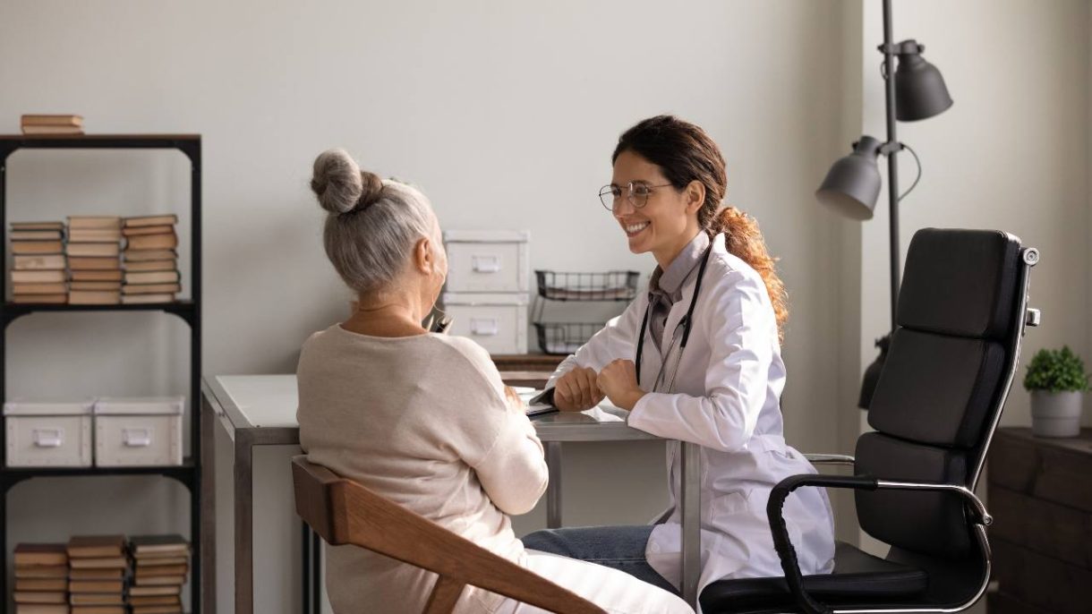 Médico realizando una evaluación neuropsicológica a una persona mayor para detectar signos de la enfermedad de Alzheimer.