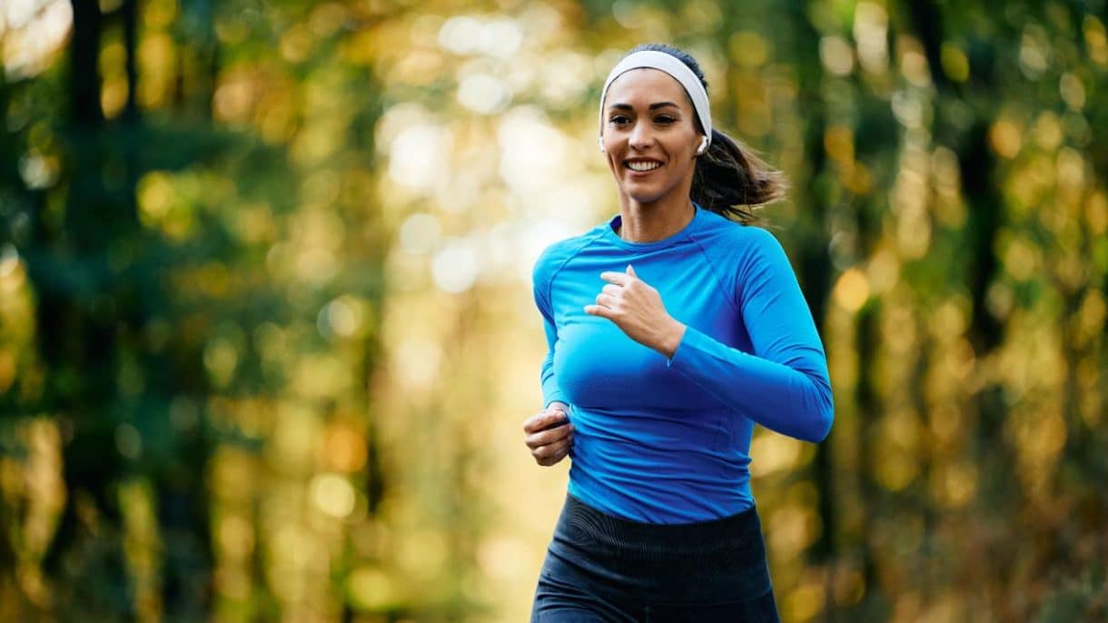 Persona haciendo ejercicio al aire libre como apoyo en el tratamiento para la depresión