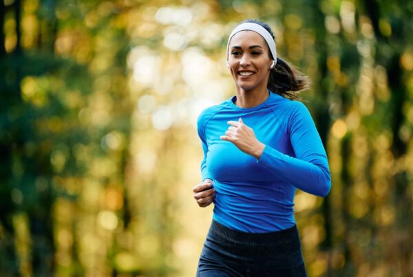 Persona haciendo ejercicio al aire libre como apoyo en el tratamiento para la depresión
