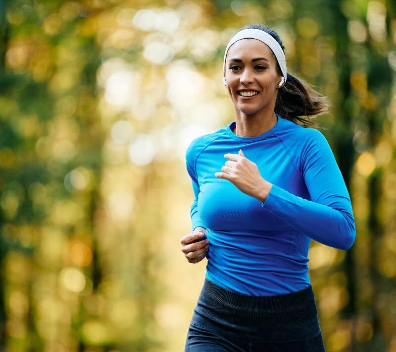 Persona haciendo ejercicio al aire libre como apoyo en el tratamiento para la depresión