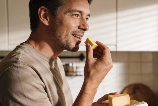 Persona comiendo porción de queso, asociado a salud cerebral y demencia