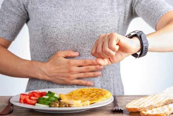 Mujer mirando el reloj antes de comer durante ayuno intermitente