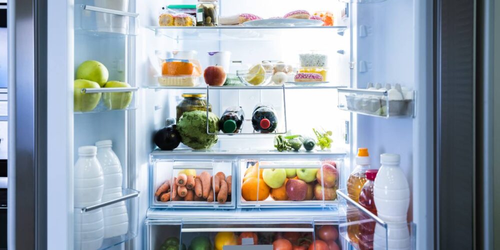 Organización correcta de alimentos en el refrigerador para evitar contaminación y riesgos