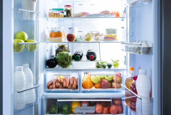 Organización correcta de alimentos en el refrigerador para evitar contaminación y riesgos