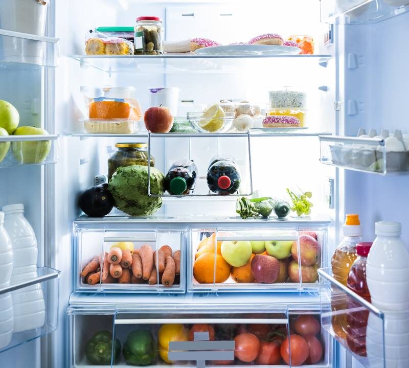 Organización correcta de alimentos en el refrigerador para evitar contaminación y riesgos