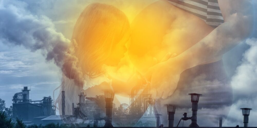 Representación de partículas de contaminación ambiental flotando en el aire de una ciudad, ilustrando la investigación sobre contaminación y riesgo de autismo.