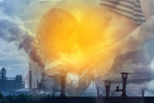 Representación de partículas de contaminación ambiental flotando en el aire de una ciudad, ilustrando la investigación sobre contaminación y riesgo de autismo.