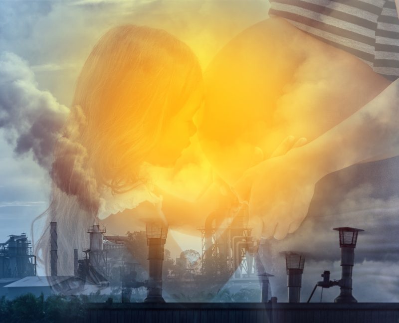 Representación de partículas de contaminación ambiental flotando en el aire de una ciudad, ilustrando la investigación sobre contaminación y riesgo de autismo.