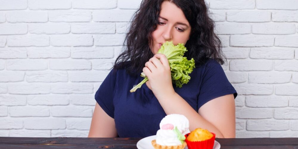 Persona frustrada tras seguir dietas muy bajas en calorías